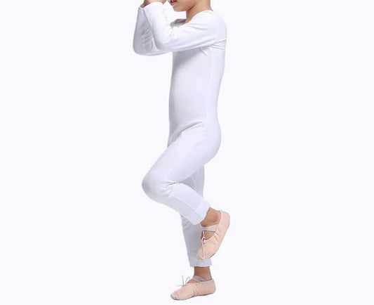 niño vestido con mono de ballet blanco
