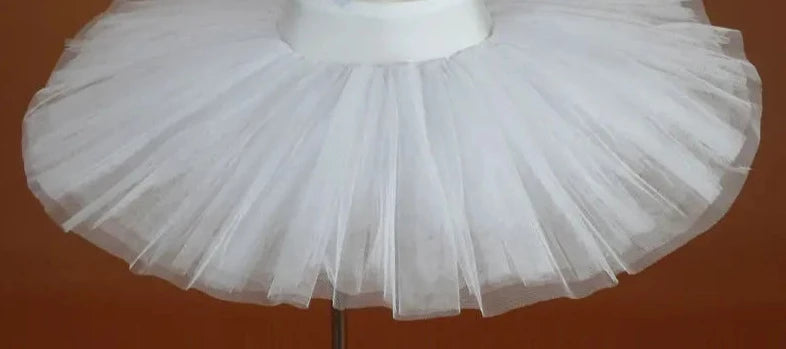 Tutú de práctica de ballet blanco sobre maniquí