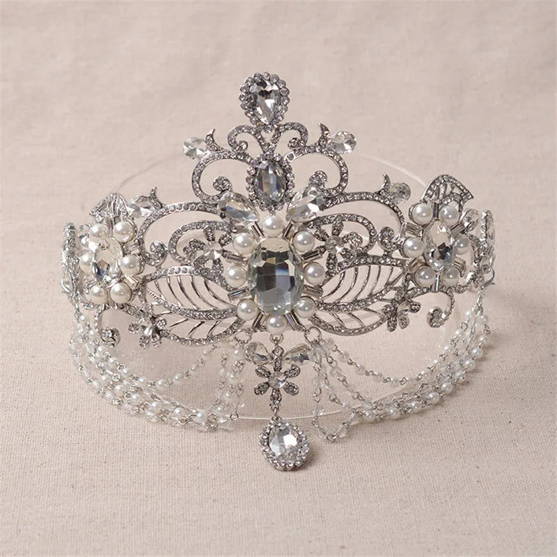 Foto einer Tiara aus Kristall und Perlen