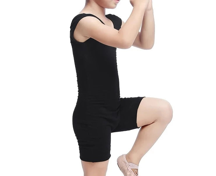 Junge Balletttänzerin trägt einen schwarzen Tank-Ganzanzug.
