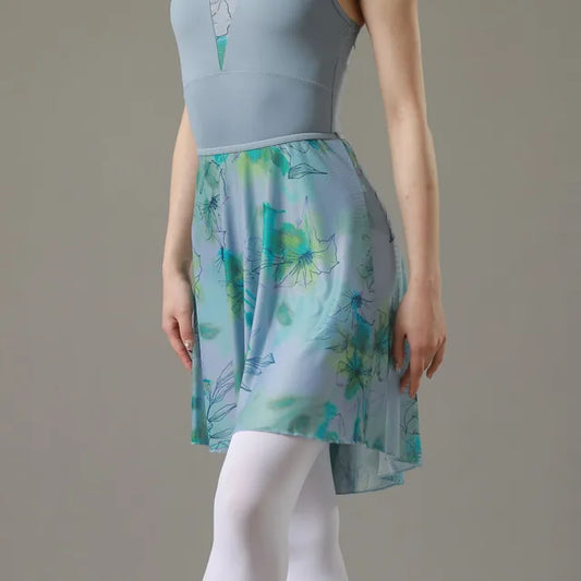 Mujer vistiendo falda de ballet floral azul y verde.