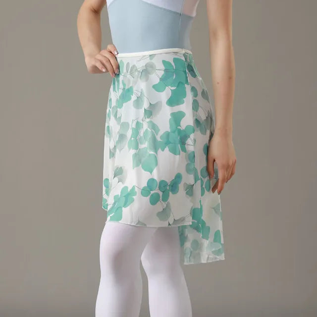 mulher vestindo saia de balé floral branca e azul verde