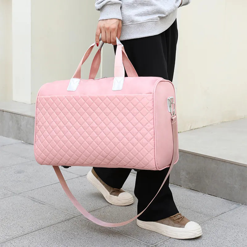 Женщина несет розовую танцевальную сумку, спортивную сумку