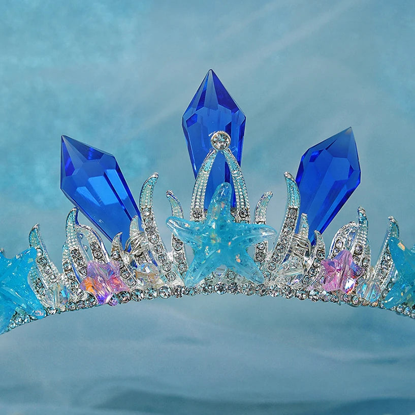 Die Tiara aus Muscheln und Kristallen