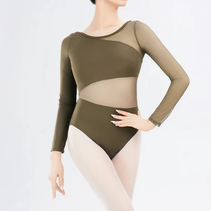 Olivgrüner Turnanzug mit Netzeinsätzen auf weißem Hintergrund