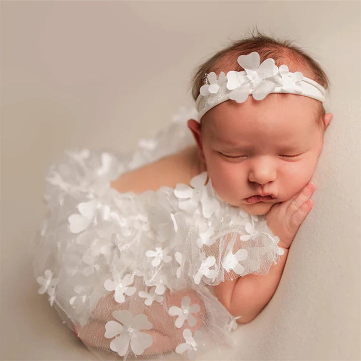 Neugeborenes trägt weißes Tutu-Kleid mit Stirnband