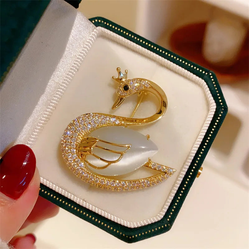 Goldene Schwanentanz-Taschenbrosche, verziert mit künstlichem Opal und Zirkonia