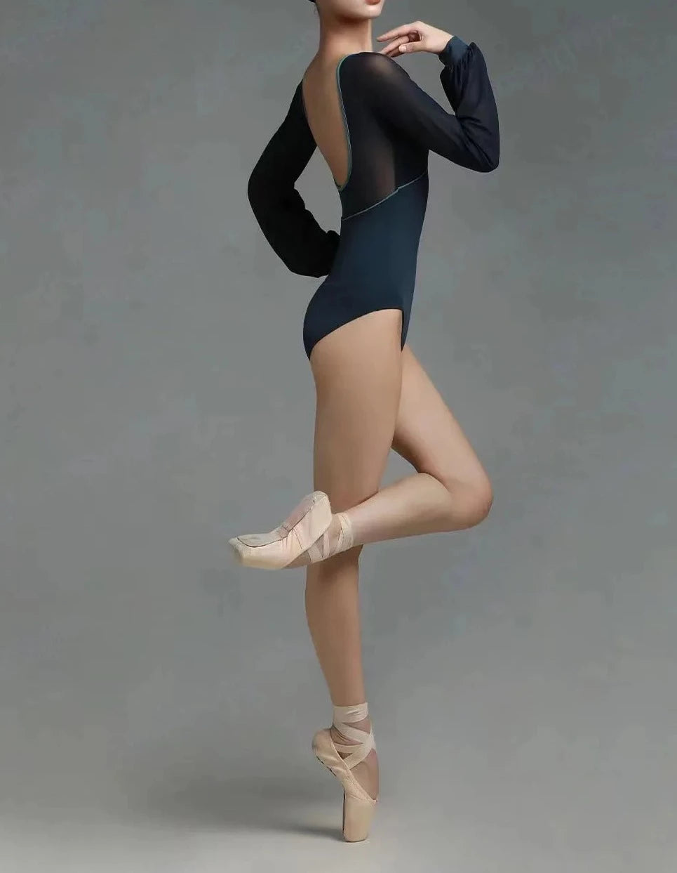 балерина в черном купальнике с длинными рукавами