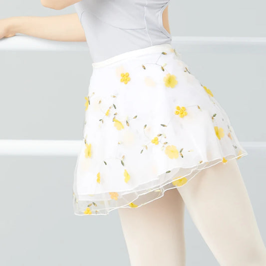Falda de ballet blanca con flores amarillas bordadas.