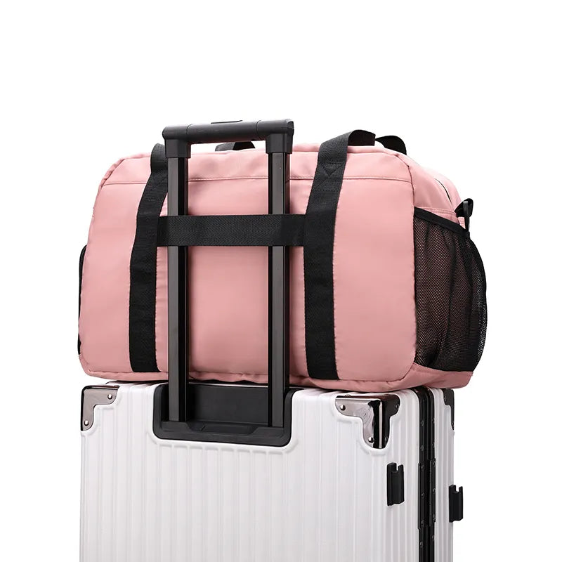 parte trasera de una bolsa de baile rosa, una bolsa deportiva encima de una maleta