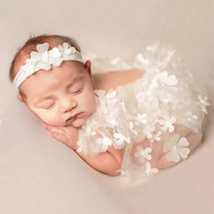 Neugeborenes trägt weißes Tutu-Kleid mit Stirnband