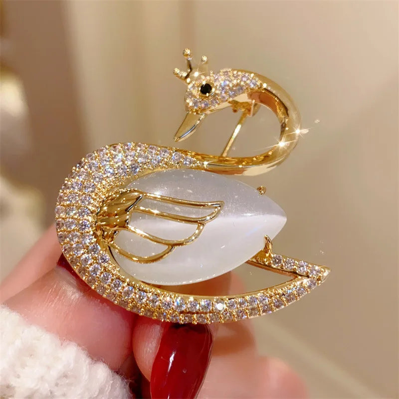 Goldene Schwanentanz-Taschenbrosche, verziert mit künstlichem Opal und Zirkonia