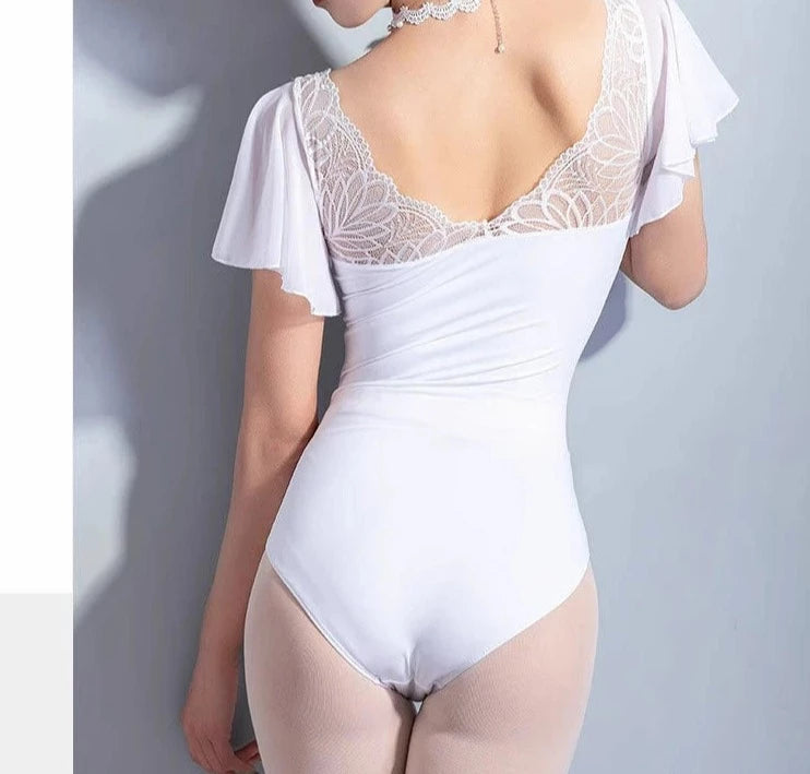 Costas de uma mulher vestindo uma malha de balé branca com manga esvoaçante