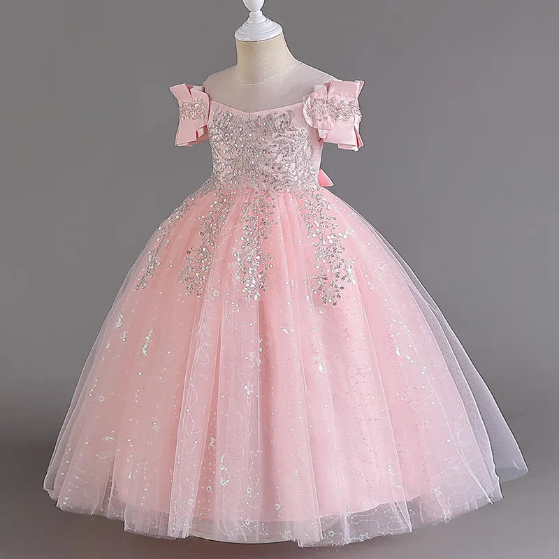 Vorderseite eines rosafarbenen, bodenlangen Prinzessinnenkleides mit Pailletten