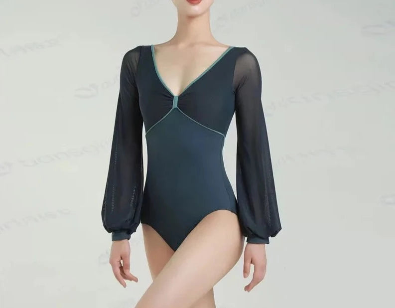 frente de uma mulher vestindo uma malha de balé de manga comprida e body
