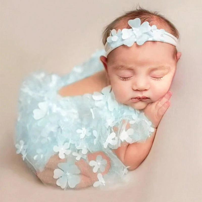 Neugeborenes trägt blaues Tutu-Kleid mit Stirnband