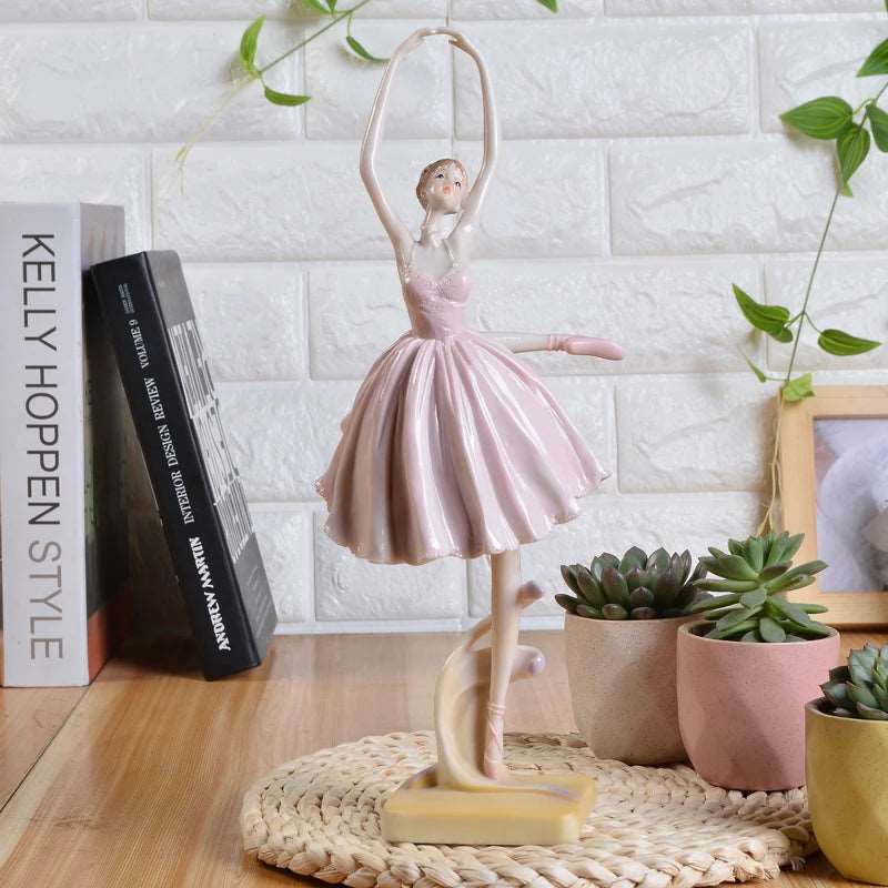 Figurine de danseuse de ballet portant des pointes et un tutu rose