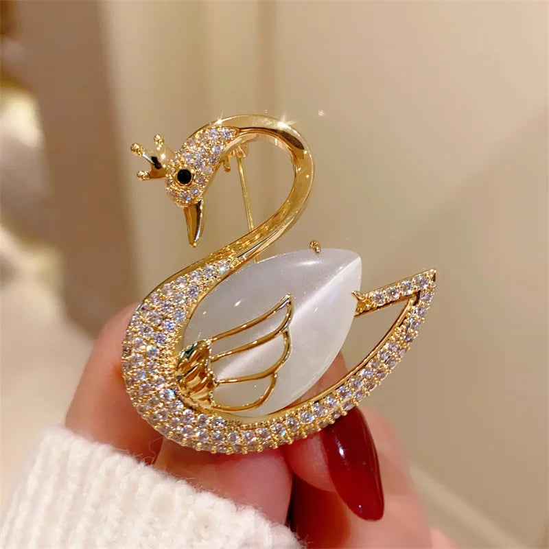 Goldene Schwanentanz-Taschenbrosche, verziert mit künstlichem Opal und Zirkonia