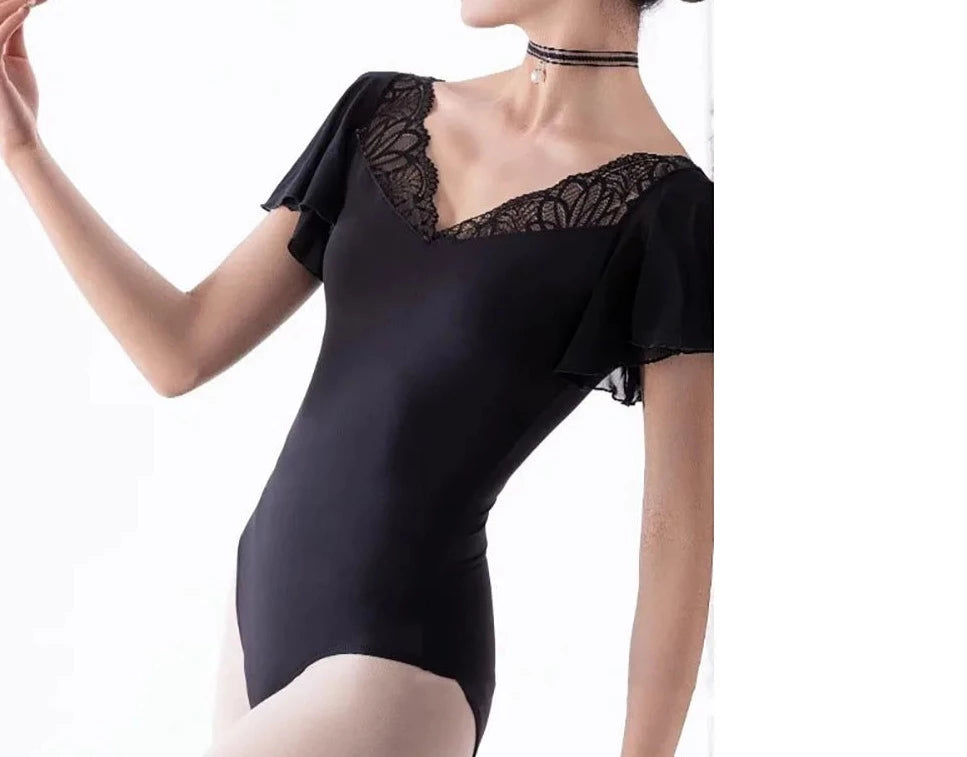 Mujer vistiendo un leotardo de ballet negro con mangas onduladas