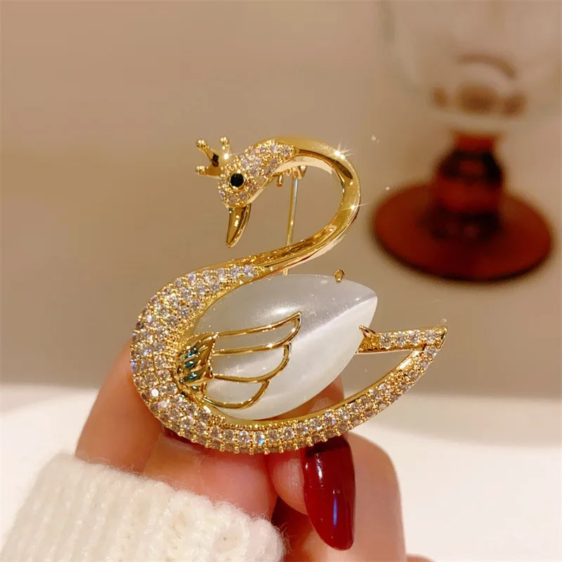 Goldene Schwanentanz-Taschenbrosche, verziert mit künstlichem Opal und Zirkonia
