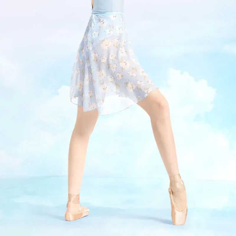 femmes portant une jupe de ballet fleurie bleue et blanche