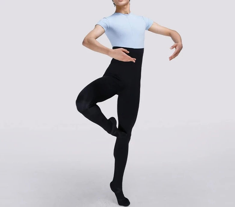 frente de un bailarín de ballet masculino vestido con un mono negro y azul claro
