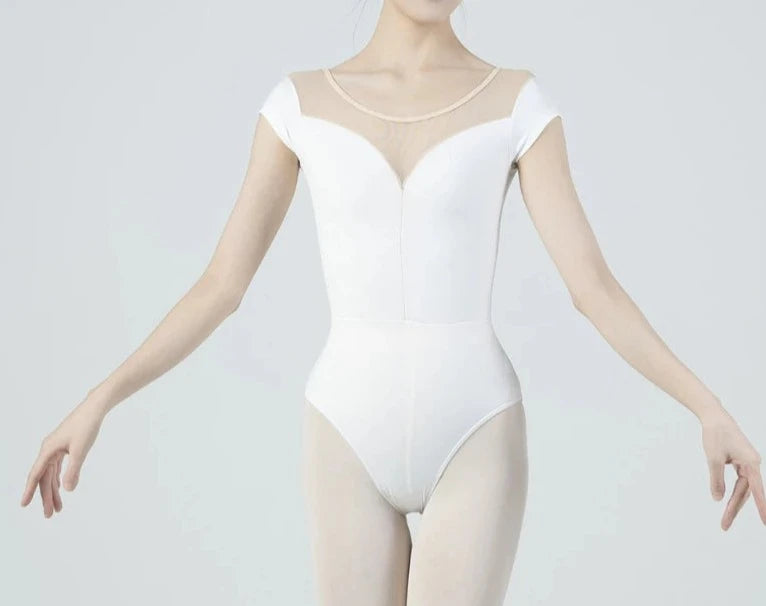 ballerina che indossa un body bianco con scollo profondo