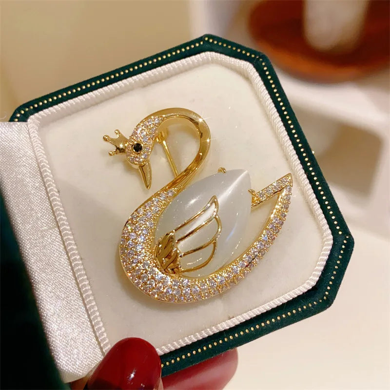 Goldene Schwanentanz-Taschenbrosche, verziert mit künstlichem Opal und Zirkonia