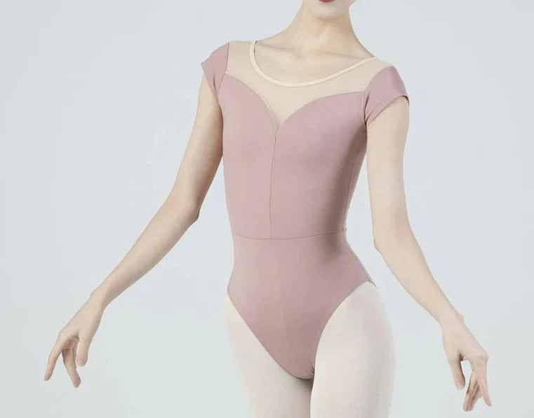 ballerina che indossa un body a maniche corte color malva con scollo profondo