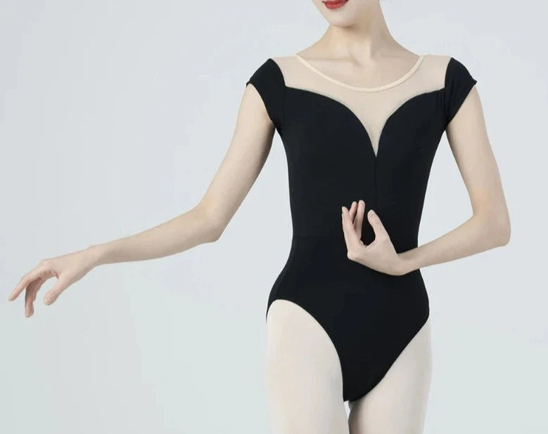 Balletttänzerin, die einen schwarzen, kurzärmeligen Turnanzug mit tiefem Ausschnitt trägt