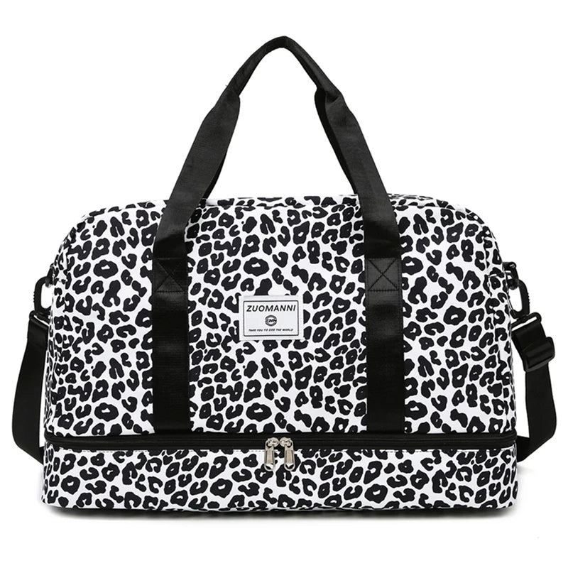 Vorderseite einer schwarz-weißen Tanztasche mit Gepardenmuster und Sporttasche