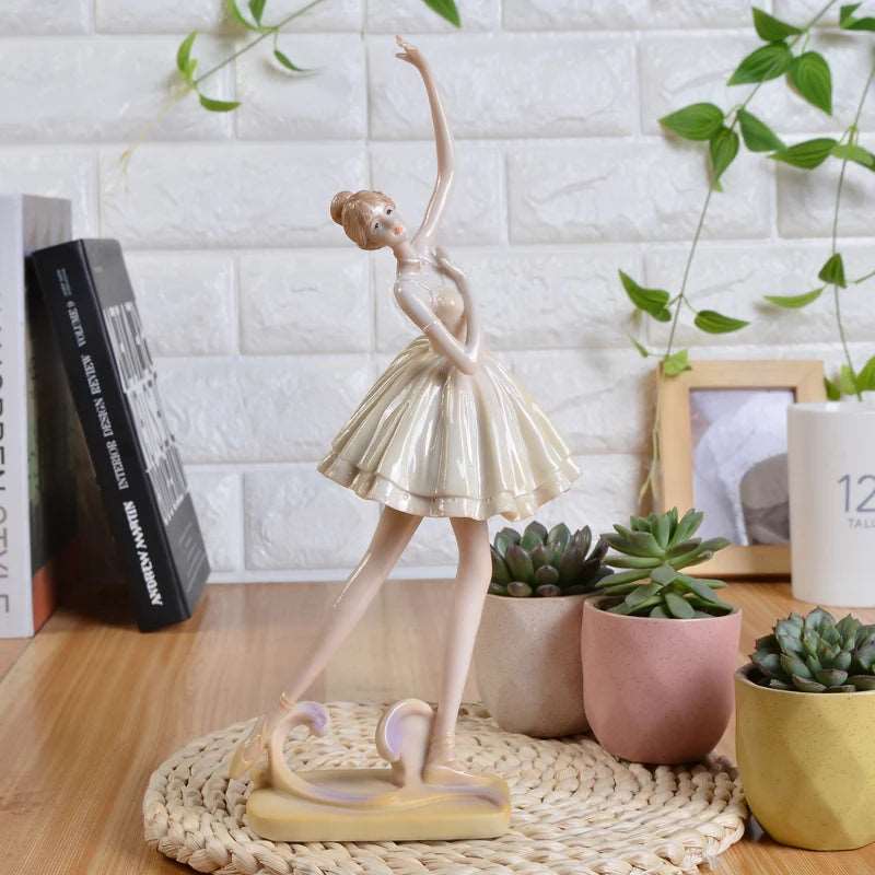 Figurine de danseuse de ballet beige