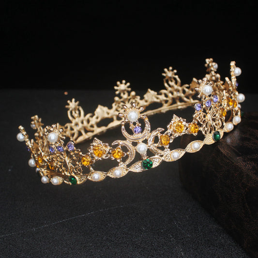corona de oro con perlas de esmeraldas falsas y cristal