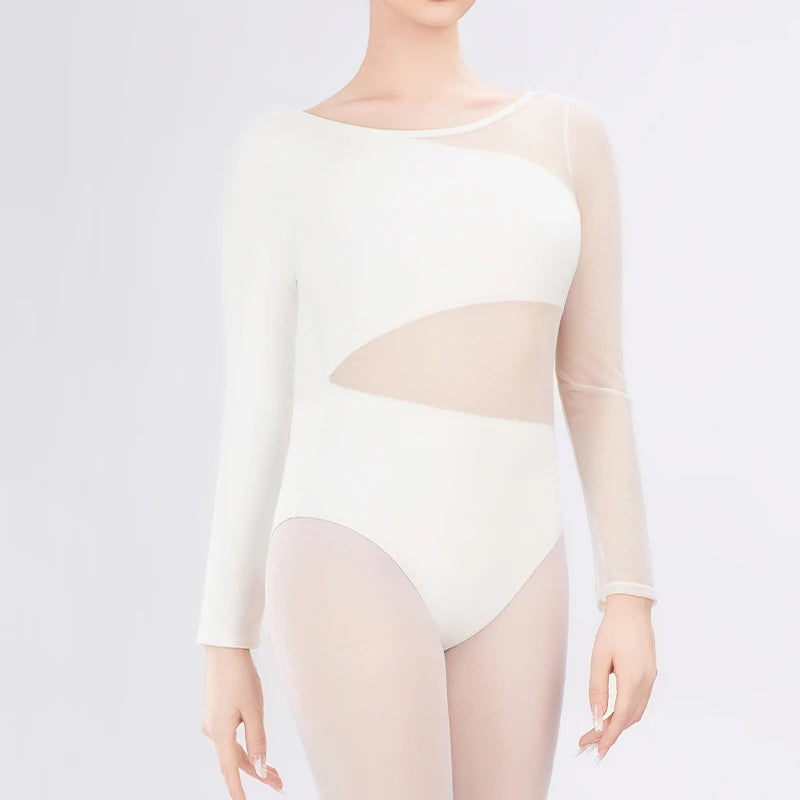 Weißer Balletttrikot mit transparenten Einsätzen auf einfarbigem Hintergrund