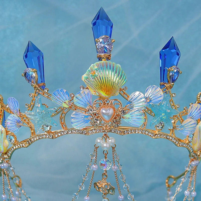 Die Tiara aus Muscheln und Kristallen