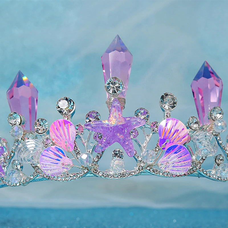 Die Tiara aus Muscheln und Kristallen