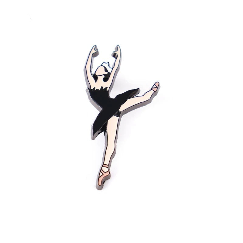 Ballerina trägt eine schwarze Tutu-Brosche
