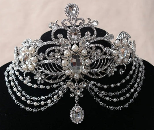Foto di tiara di cristalli e perle