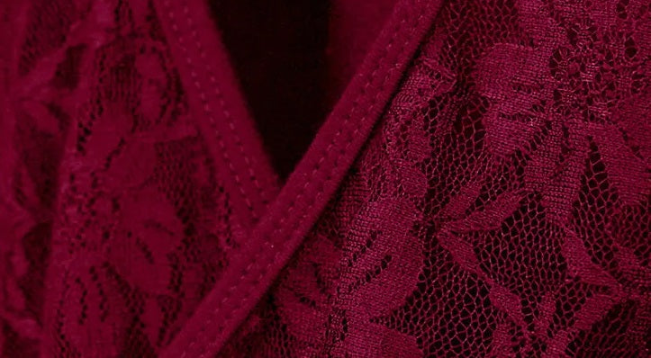 Der rote Ludmilla-Body mit Spitze und tiefem Rückenausschnitt