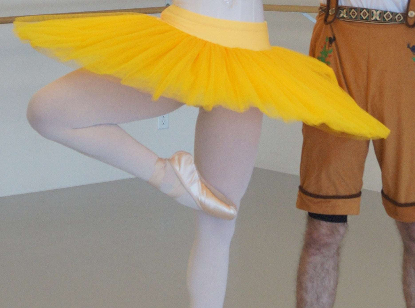 Bailarina vestindo um tutu amarelo