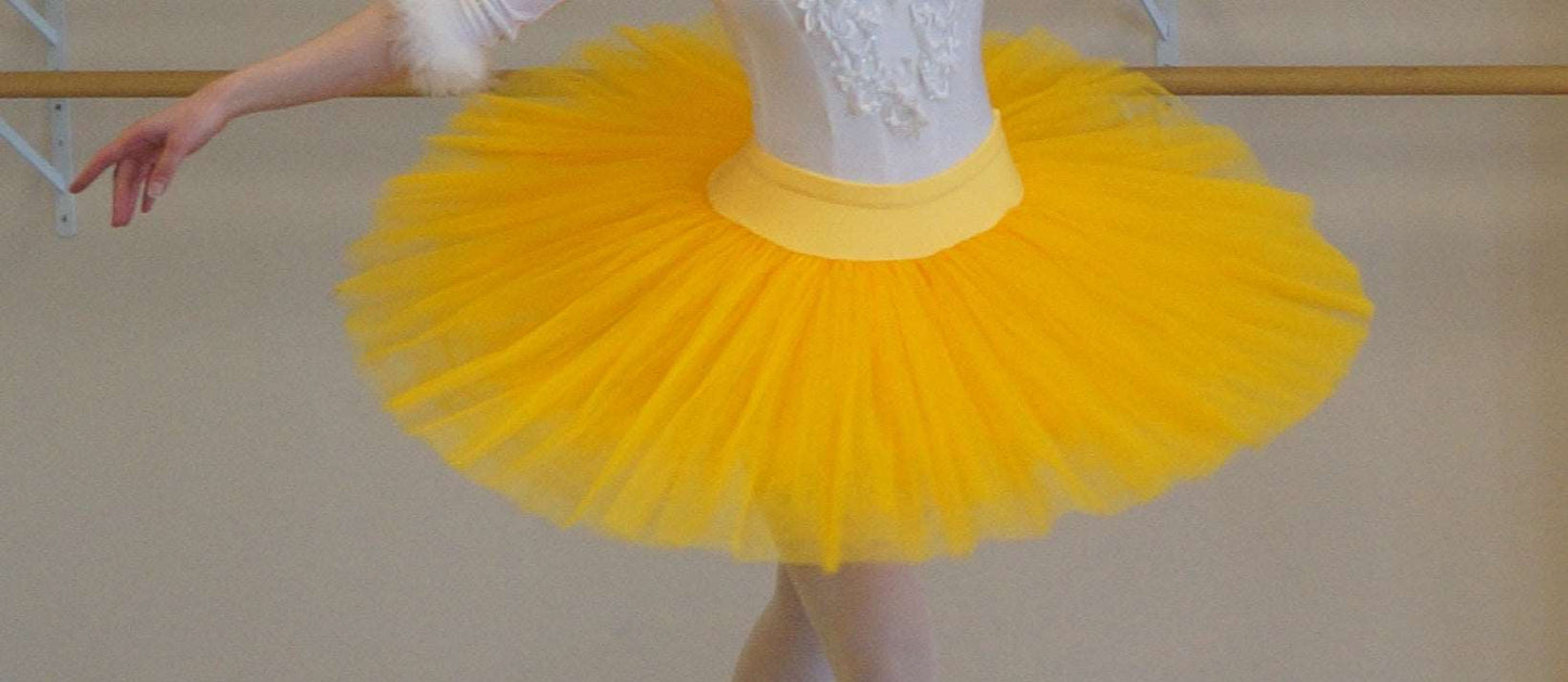 Balletttänzerin trägt ein gelbes Tutu