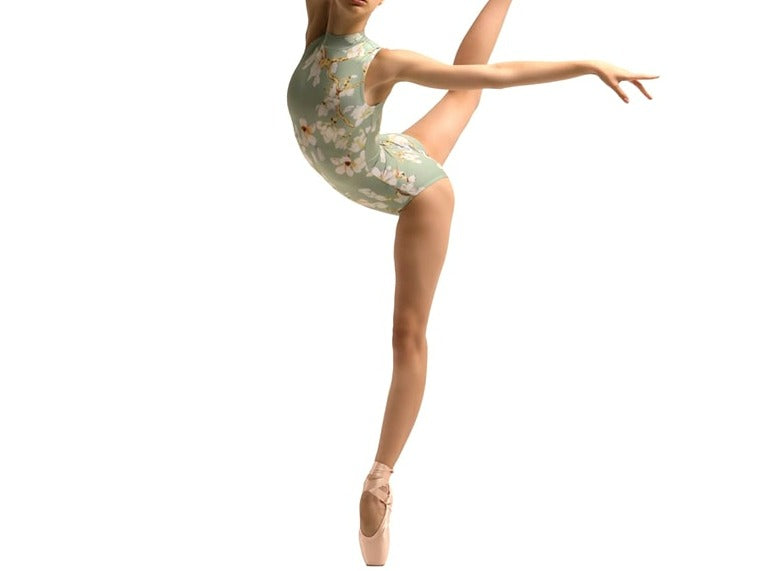 Bailarina de ballet posando en leotardo verde claro y blanco.