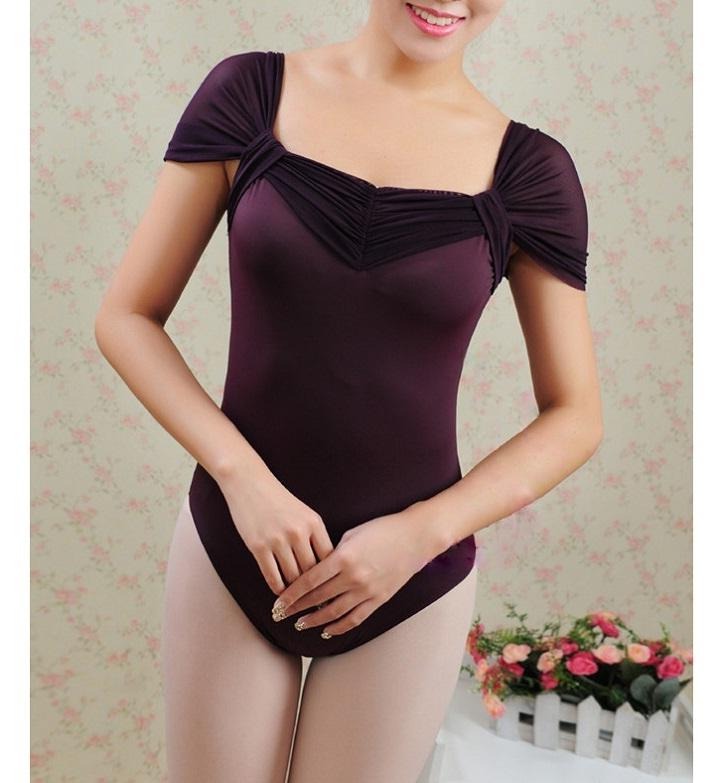 parte anteriore della donna che indossa color prugna off the shoulder ballet letoard