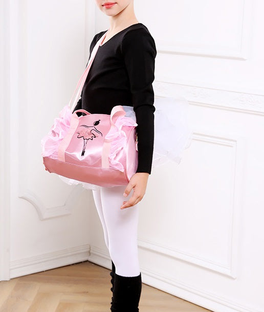 فتاة تحمل حقيبة رقص راقصة الباليه الوردية مع راقصة الباليه المطرزة