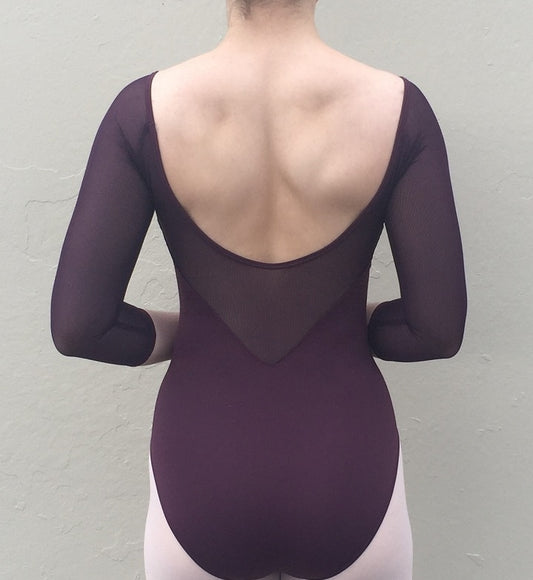 Parte posteriore della donna che indossa un body da balletto con maniche a 3/4 in rete color prugna