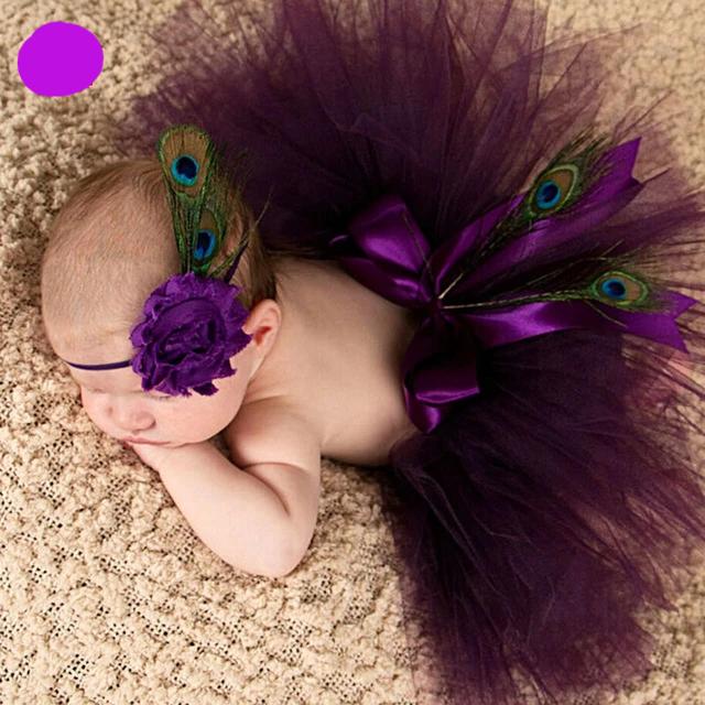 Neugeborenes pflaumenfarbenes Ballerina-Tutu mit Pfauenfedern und Stirnband