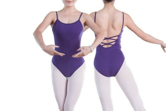 donna che indossa body a canotta viola con incrocio sulla schiena