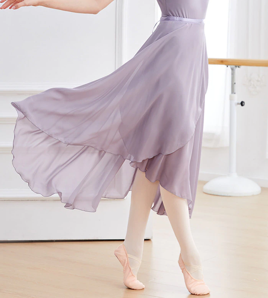 Mujer vistiendo falda larga de ballet color lavanda